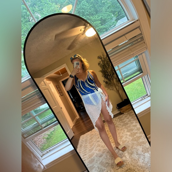 Flattering one piece only worn a few times - Picture 3 of 4